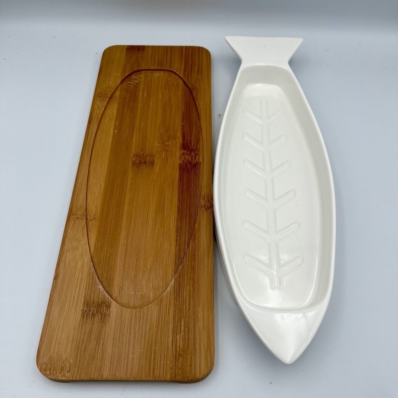 Nordic Sense fiskefad i porcel�n med bambusbr�t