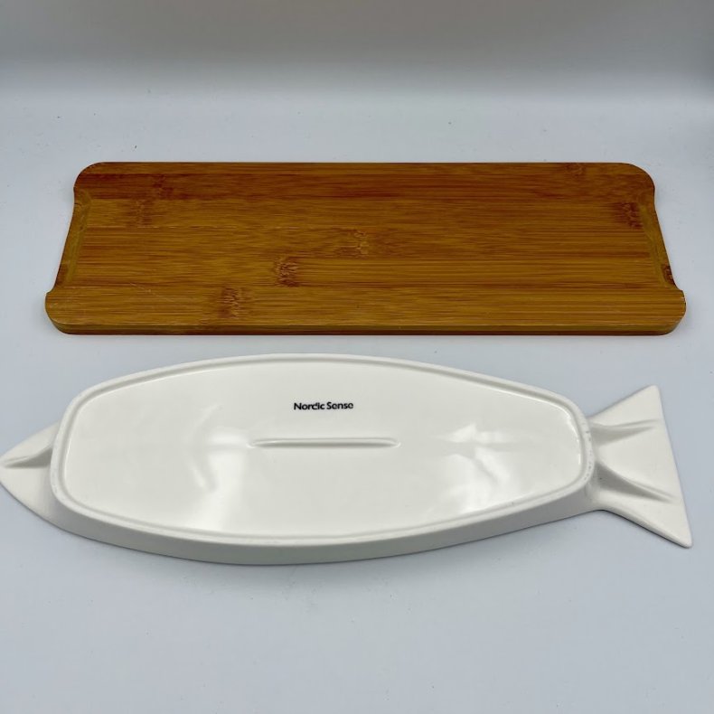 Nordic Sense fiskefad i porcel�n med bambusbr�t