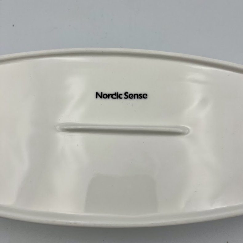 Nordic Sense fiskefad i porcel�n med bambusbr�t