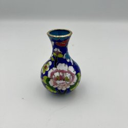 Lille kinesisk cloisonn� vase med blomstermotiv