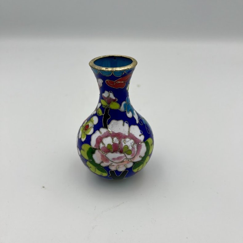 Lille kinesisk cloisonn� vase med blomstermotiv