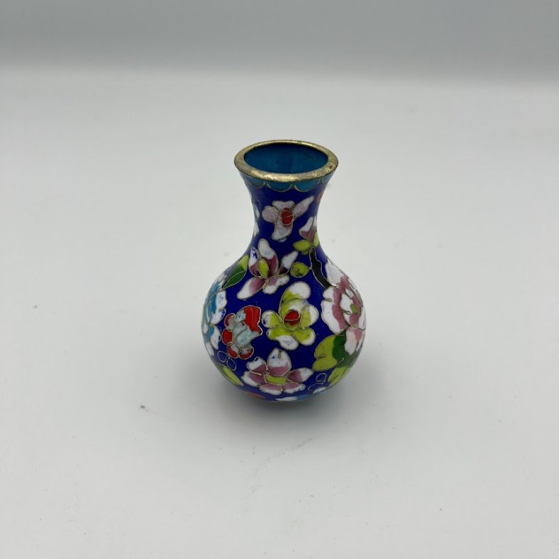 Lille kinesisk cloisonn� vase med blomstermotiv