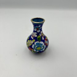 Lille kinesisk cloisonn� vase med blomstermotiv