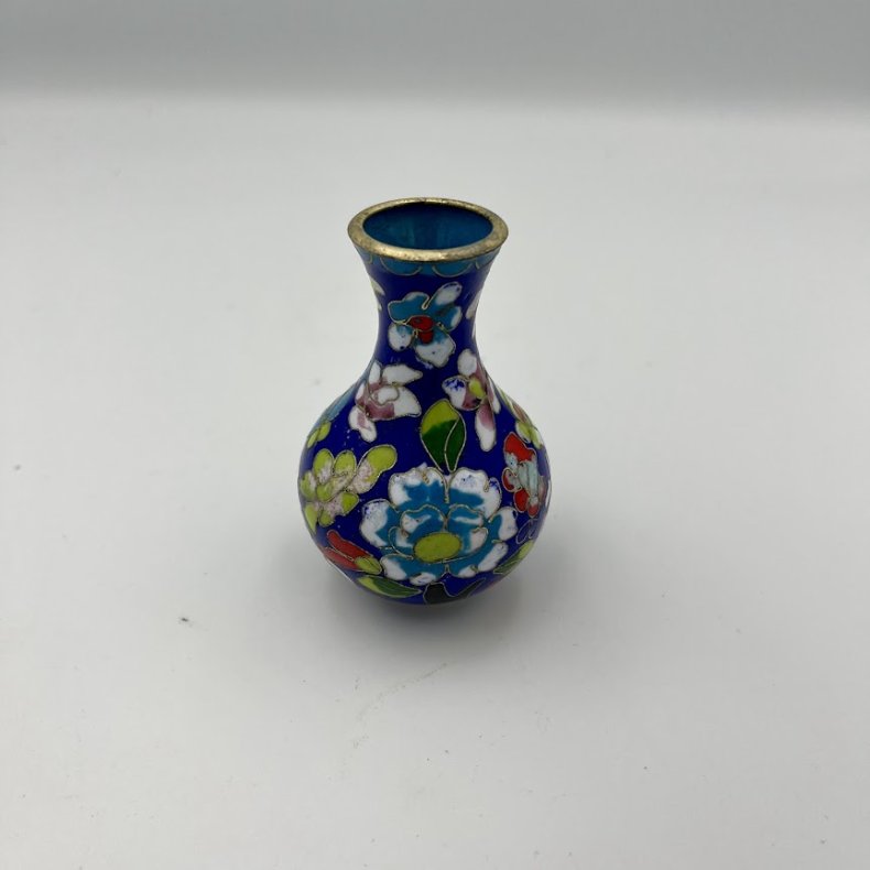 Lille kinesisk cloisonn� vase med blomstermotiv