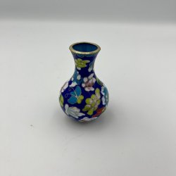 Lille kinesisk cloisonn� vase med blomstermotiv