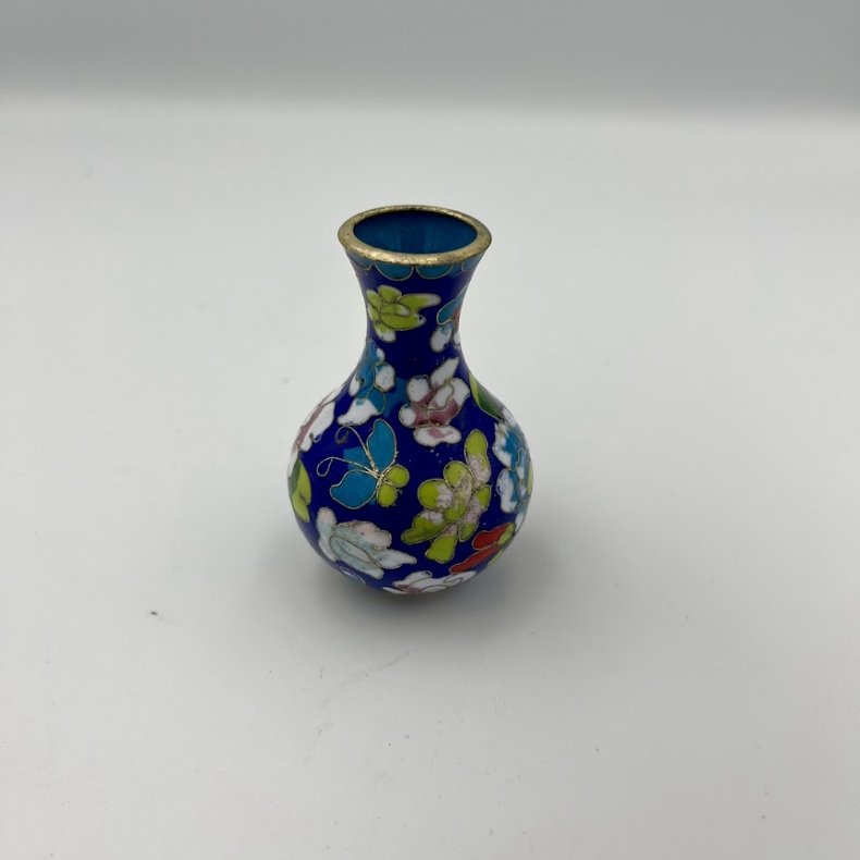 Lille kinesisk cloisonn� vase med blomstermotiv