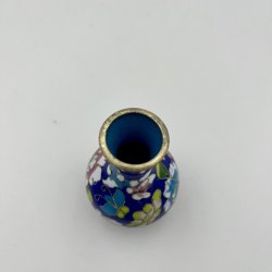Lille kinesisk cloisonn� vase med blomstermotiv