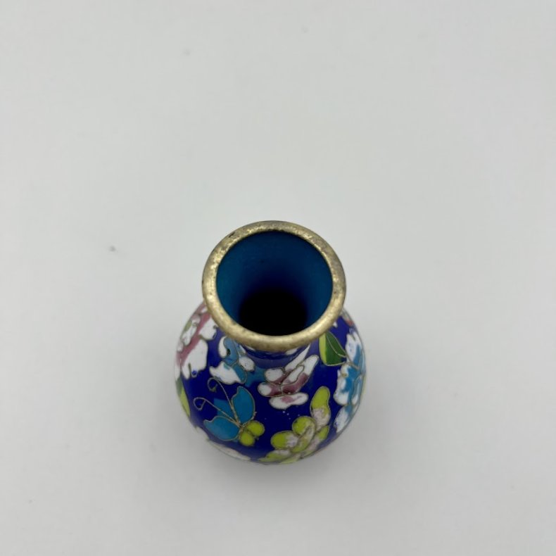 Lille kinesisk cloisonn� vase med blomstermotiv