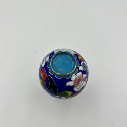 Lille kinesisk cloisonn� vase med blomstermotiv