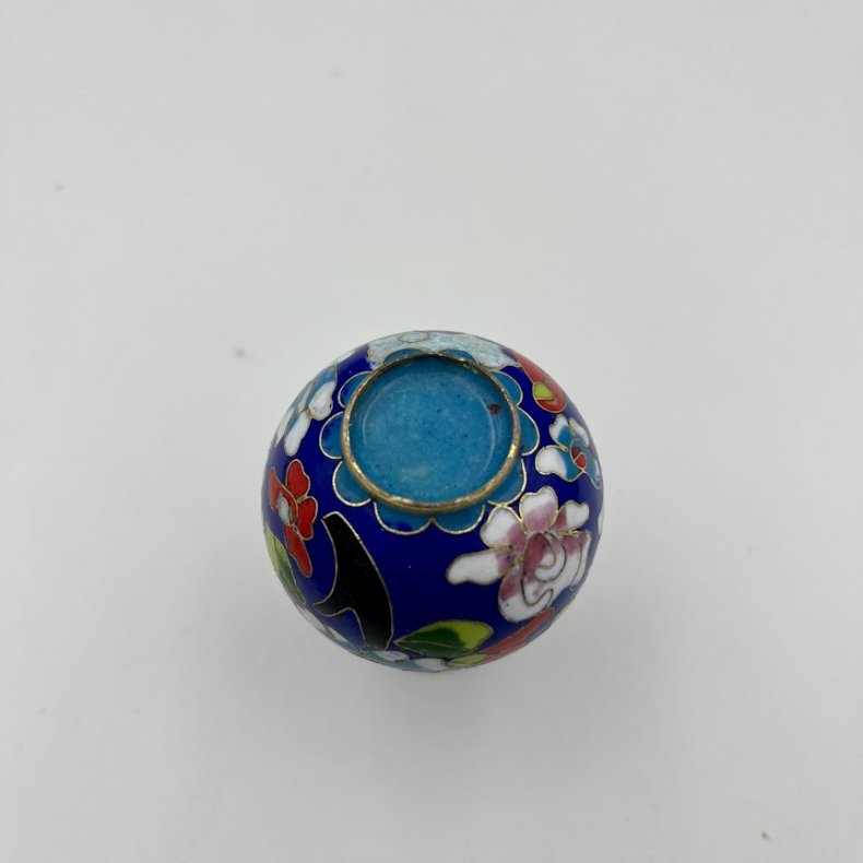 Lille kinesisk cloisonn� vase med blomstermotiv