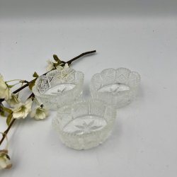Gammelt saltkar i presset glas med stjernem�nster