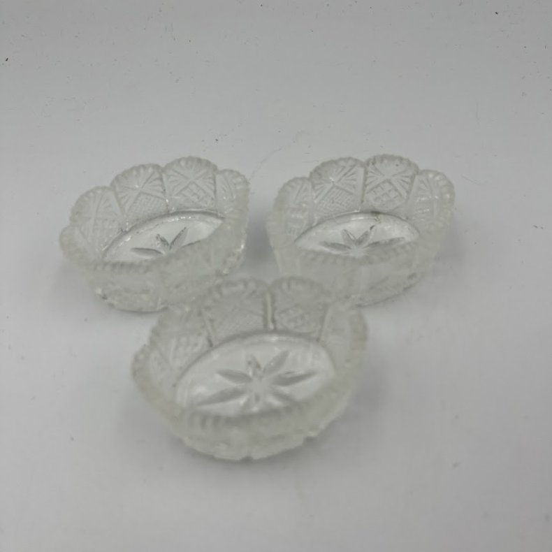 Gammelt saltkar i presset glas med stjernem�nster