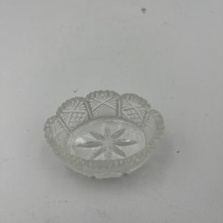 Gammelt saltkar i presset glas med stjernem�nster