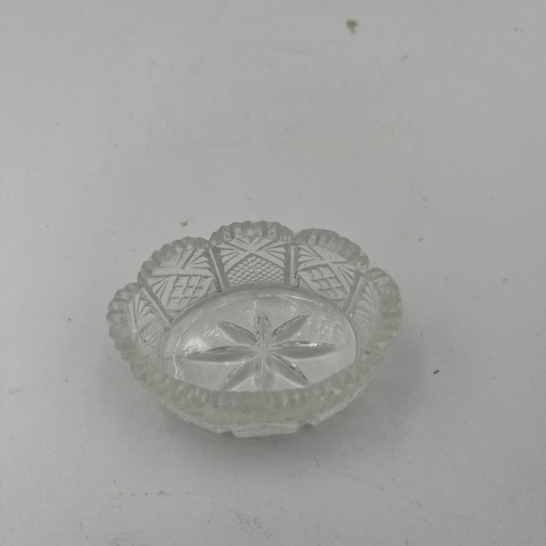 Gammelt saltkar i presset glas med stjernem�nster