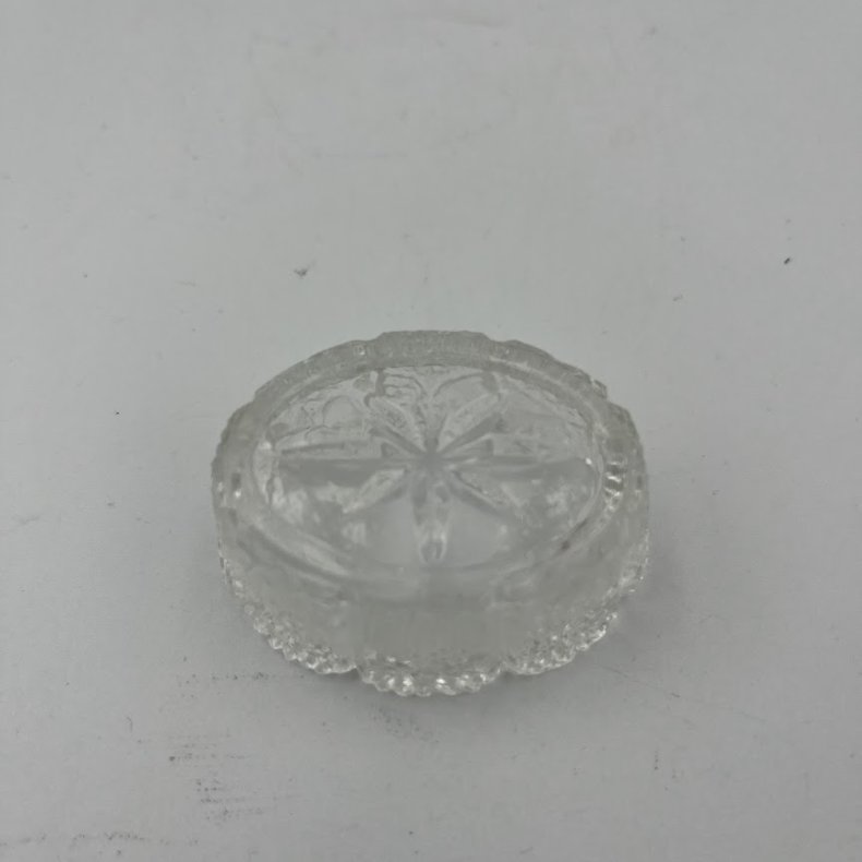 Gammelt saltkar i presset glas med stjernem�nster