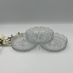 Antik flaskebakke i presset glas med takket kant og stjernem�nster