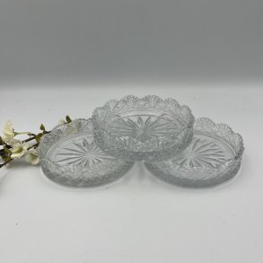 Antik flaskebakke i presset glas med takket kant og stjernem�nster