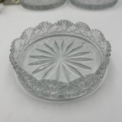 Antik flaskebakke i presset glas med takket kant og stjernem�nster