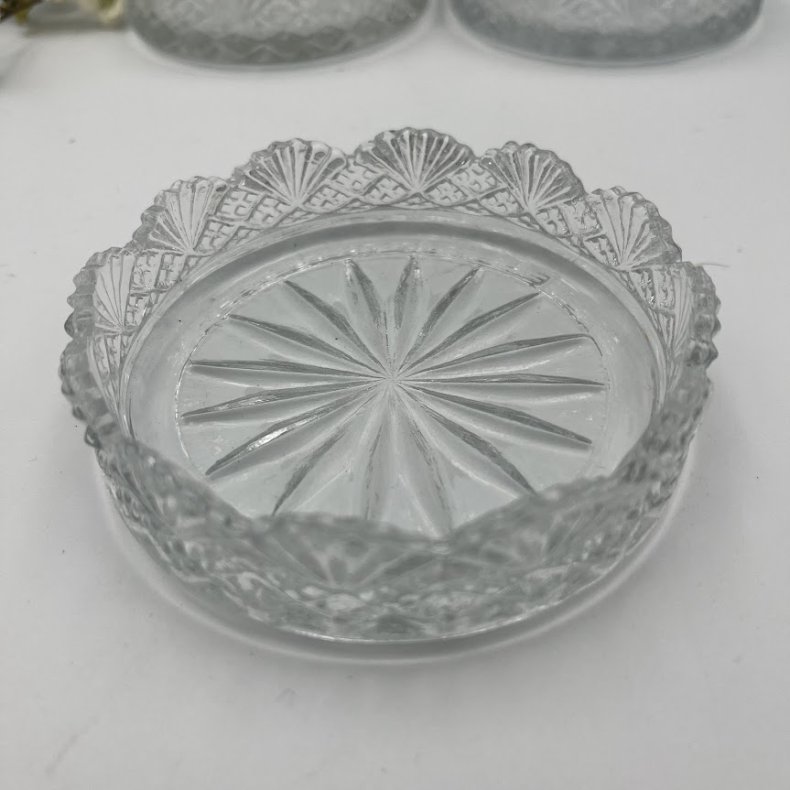 Antik flaskebakke i presset glas med takket kant og stjernem�nster
