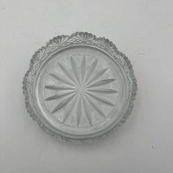 Antik flaskebakke i presset glas med takket kant og stjernem�nster