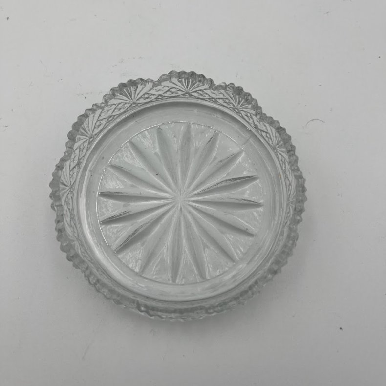Antik flaskebakke i presset glas med takket kant og stjernem�nster