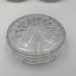 Antik flaskebakke i presset glas med takket kant og stjernem�nster