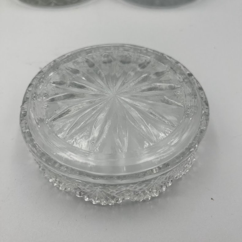 Antik flaskebakke i presset glas med takket kant og stjernem�nster
