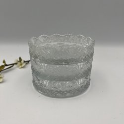 Antik flaskebakke i presset glas med takket kant og stjernem�nster