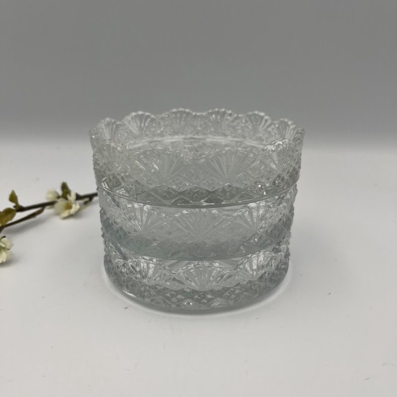 Antik flaskebakke i presset glas med takket kant og stjernem�nster