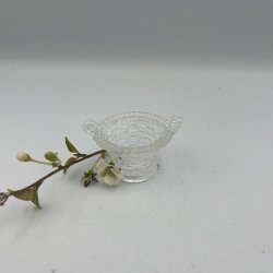Saltkar i klart presset glas formet som kurv
