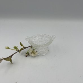 Saltkar i klart presset glas formet som kurv