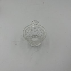 Saltkar i klart presset glas formet som kurv
