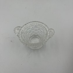 Saltkar i klart presset glas formet som kurv