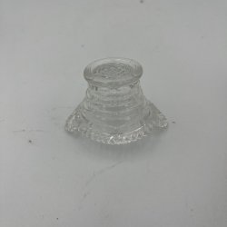 Saltkar i klart presset glas formet som kurv