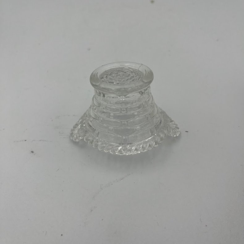 Saltkar i klart presset glas formet som kurv