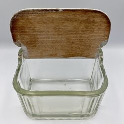 Vintage fransk saltkar i riflet glas med tr�l�g til v�goph�ng