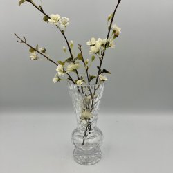 Elegant krystalvase med fine facetslebne detaljer