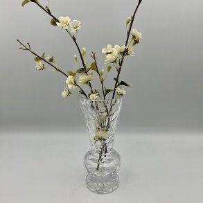 Elegant krystalvase med fine facetslebne detaljer