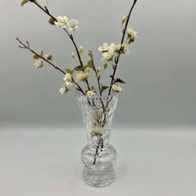 Elegant krystalvase med fine facetslebne detaljer