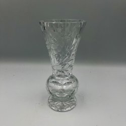 Elegant krystalvase med fine facetslebne detaljer
