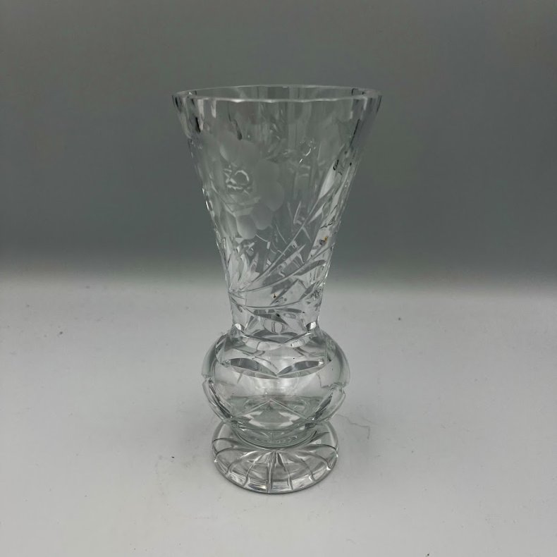 Elegant krystalvase med fine facetslebne detaljer