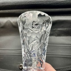 Elegant krystalvase med fine facetslebne detaljer