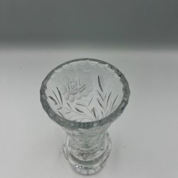 Elegant krystalvase med fine facetslebne detaljer