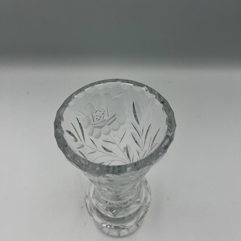 Elegant krystalvase med fine facetslebne detaljer