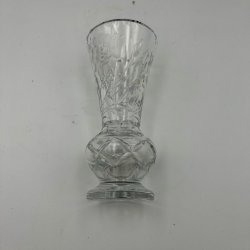 Elegant krystalvase med fine facetslebne detaljer