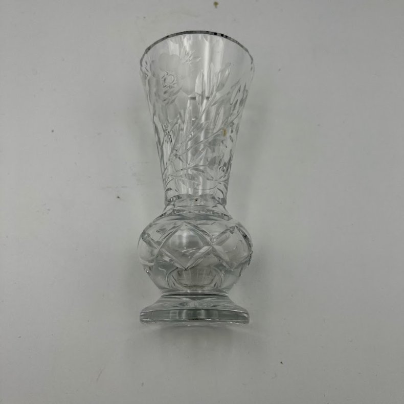 Elegant krystalvase med fine facetslebne detaljer