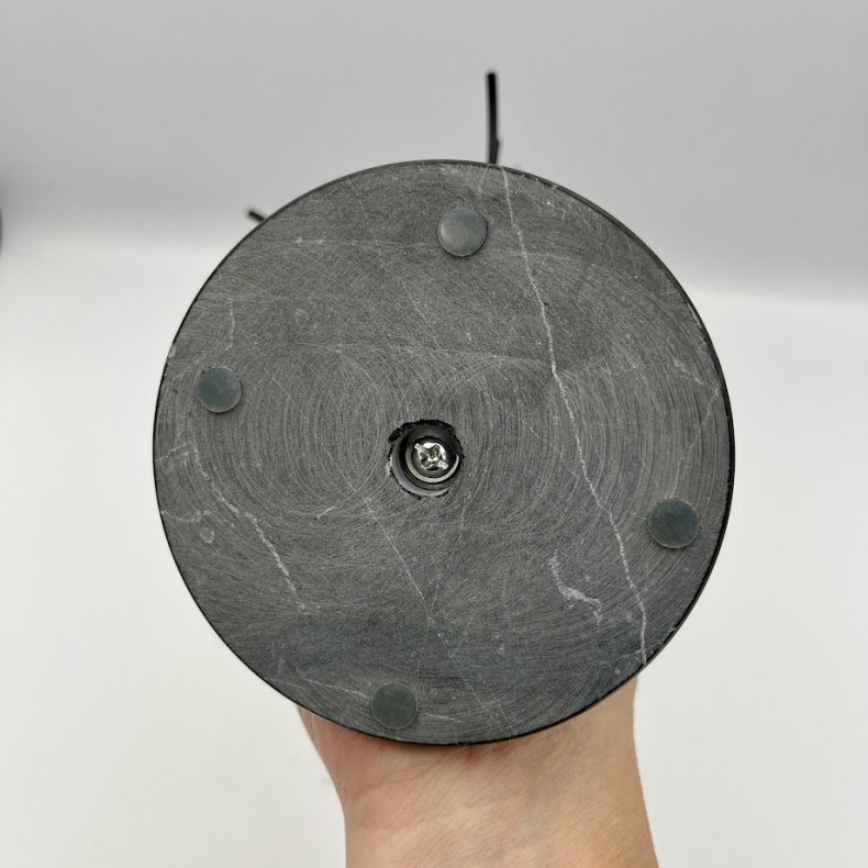 Smykketr� i sort metal med marmorbase