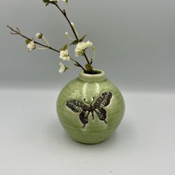Gr�n krakeleret keramikvase med sommerfuglemotiv