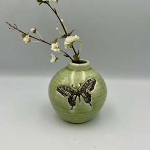 Gr�n krakeleret keramikvase med sommerfuglemotiv