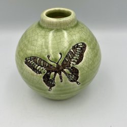 Gr�n krakeleret keramikvase med sommerfuglemotiv